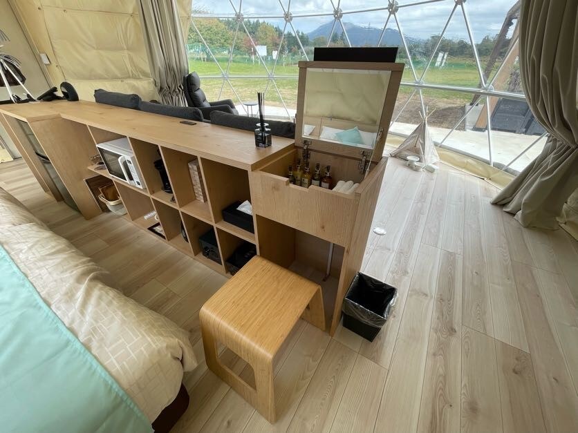 [Modern Western-style room]