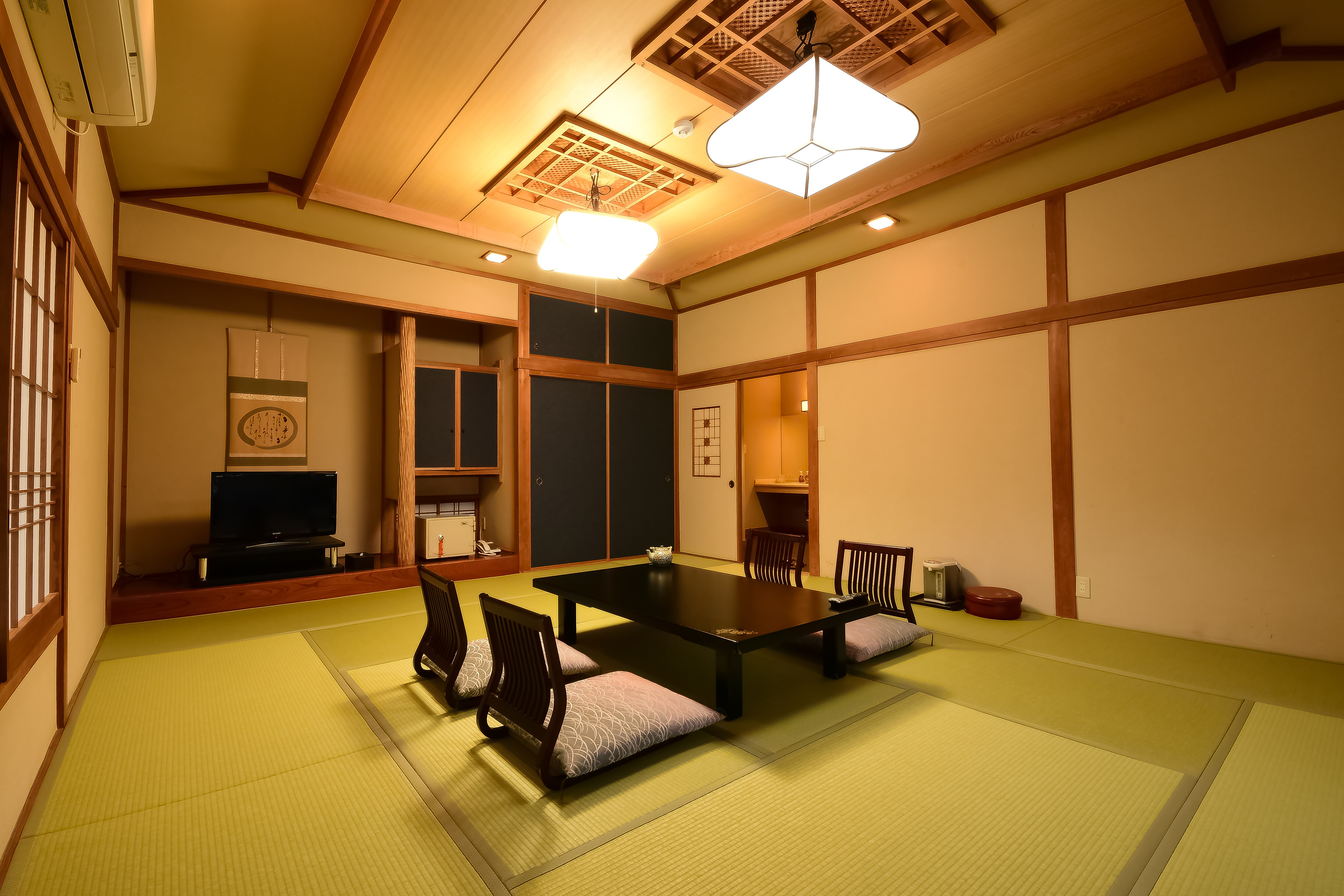 A remote west building that passes through a cave, a Japanese-style room with a view of the sea, 15 tatami mats + 6 tatami mats on the veranda, an example