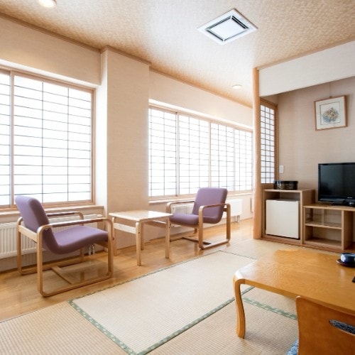 [8 tatami Japanese-style room] In the room that is well-received by word of mouth, a double-speed LCD TV has been newly installed in line with the start of terrestrial digital broadcasting and BS broadcasting.