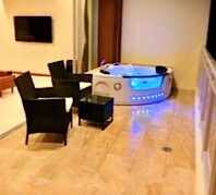 Teras Jacuzzi (malam)