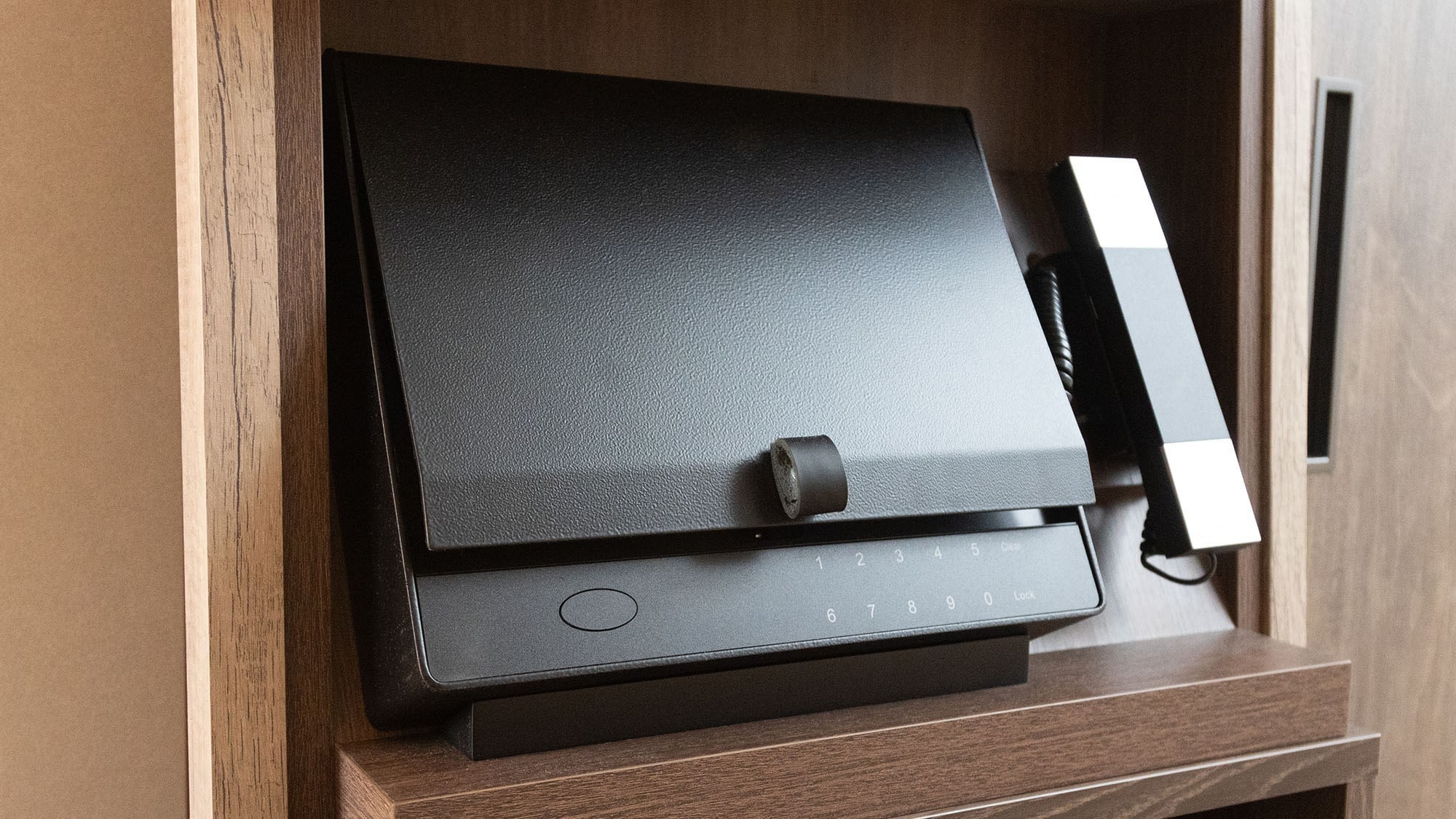 [Safety box] <Common to all rooms> You can use it with confidence to store important things.