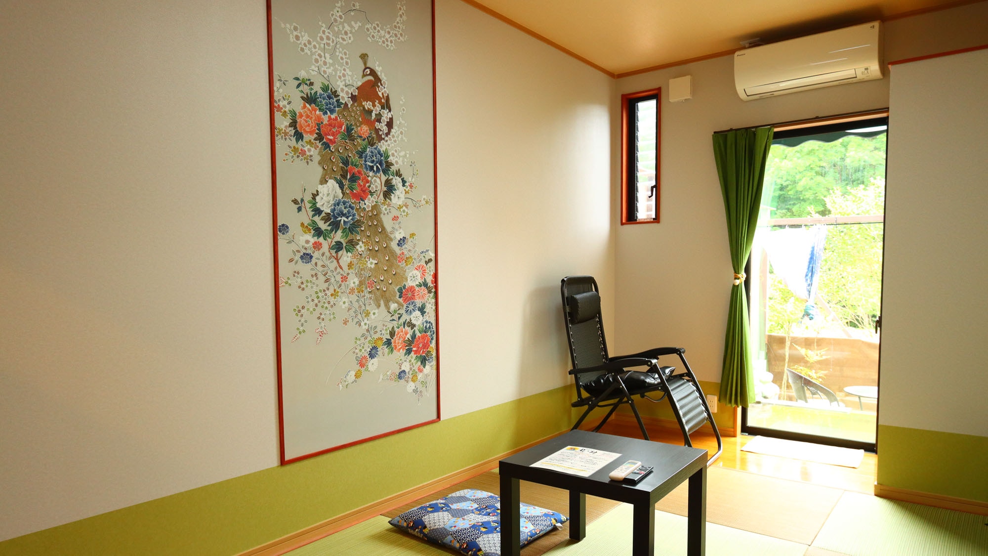 [Separate Japanese-style room] Each room has different wallpaper.