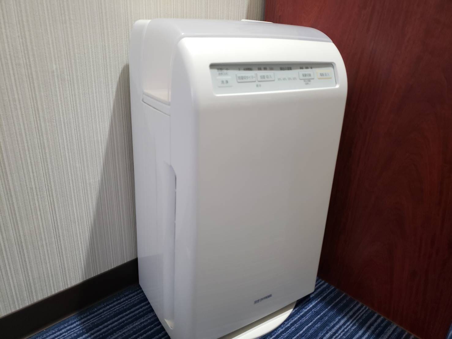 Air purifier with humidifier function