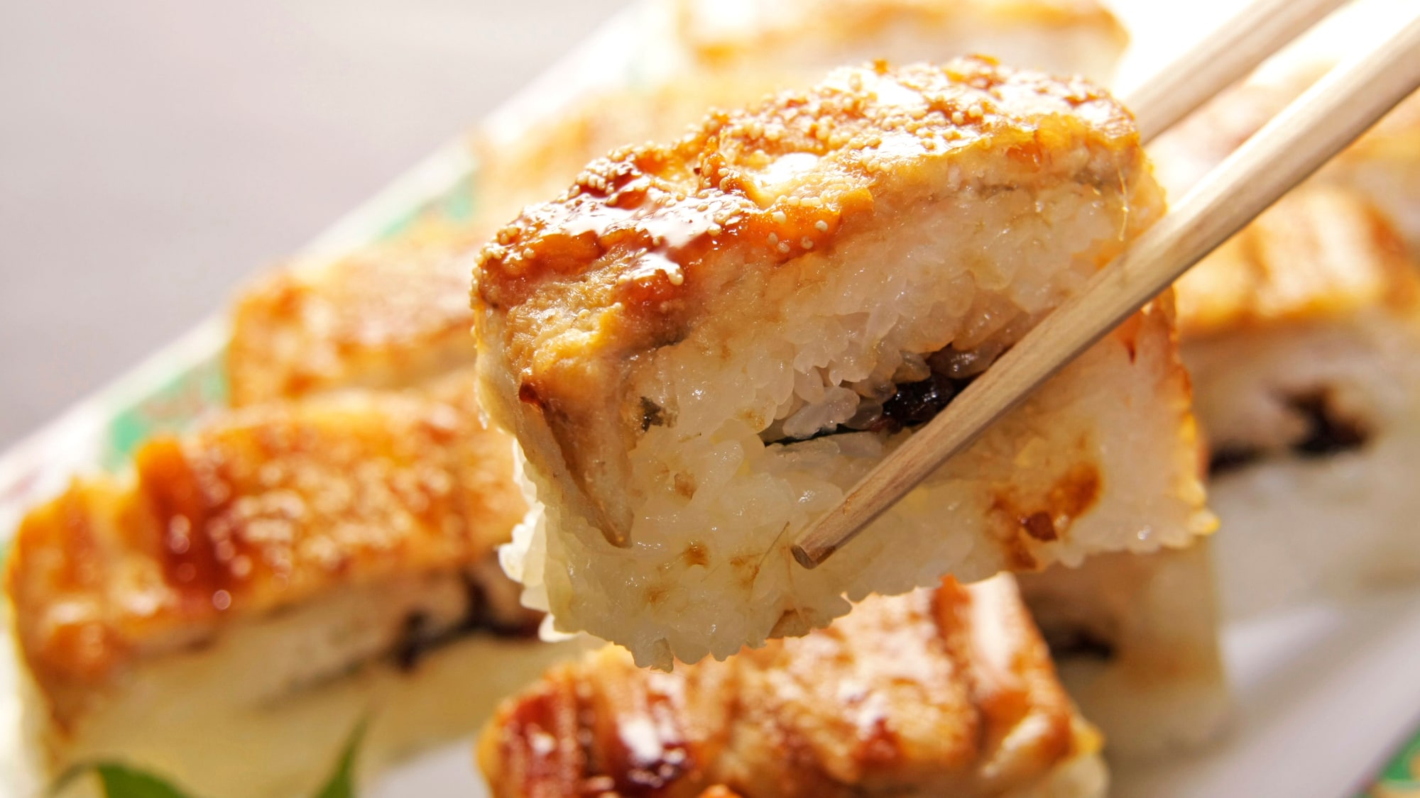 Món sushi lươn biển phổ biến này được ngâm trong rất nhiều nước sốt bí mật.