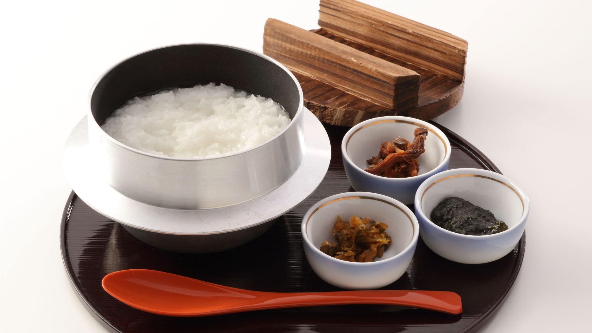 Kami juga menawarkan bubur Onsen Echigo Yuzawa menggunakan mata air panas "Shinsui" Kota Yuzawa