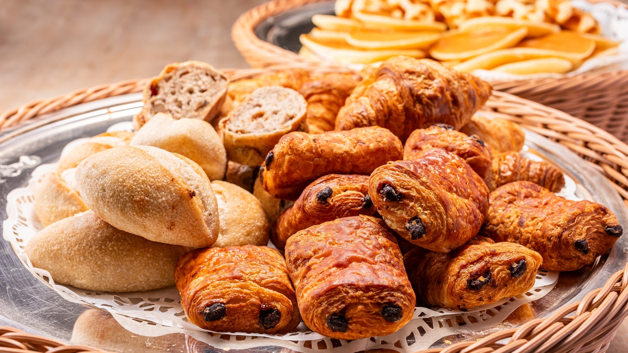 "Breakfast" Bread made with natural yeast grown in the Japanese environment that goes well with wheat. We offer six colorful types of bread every day.