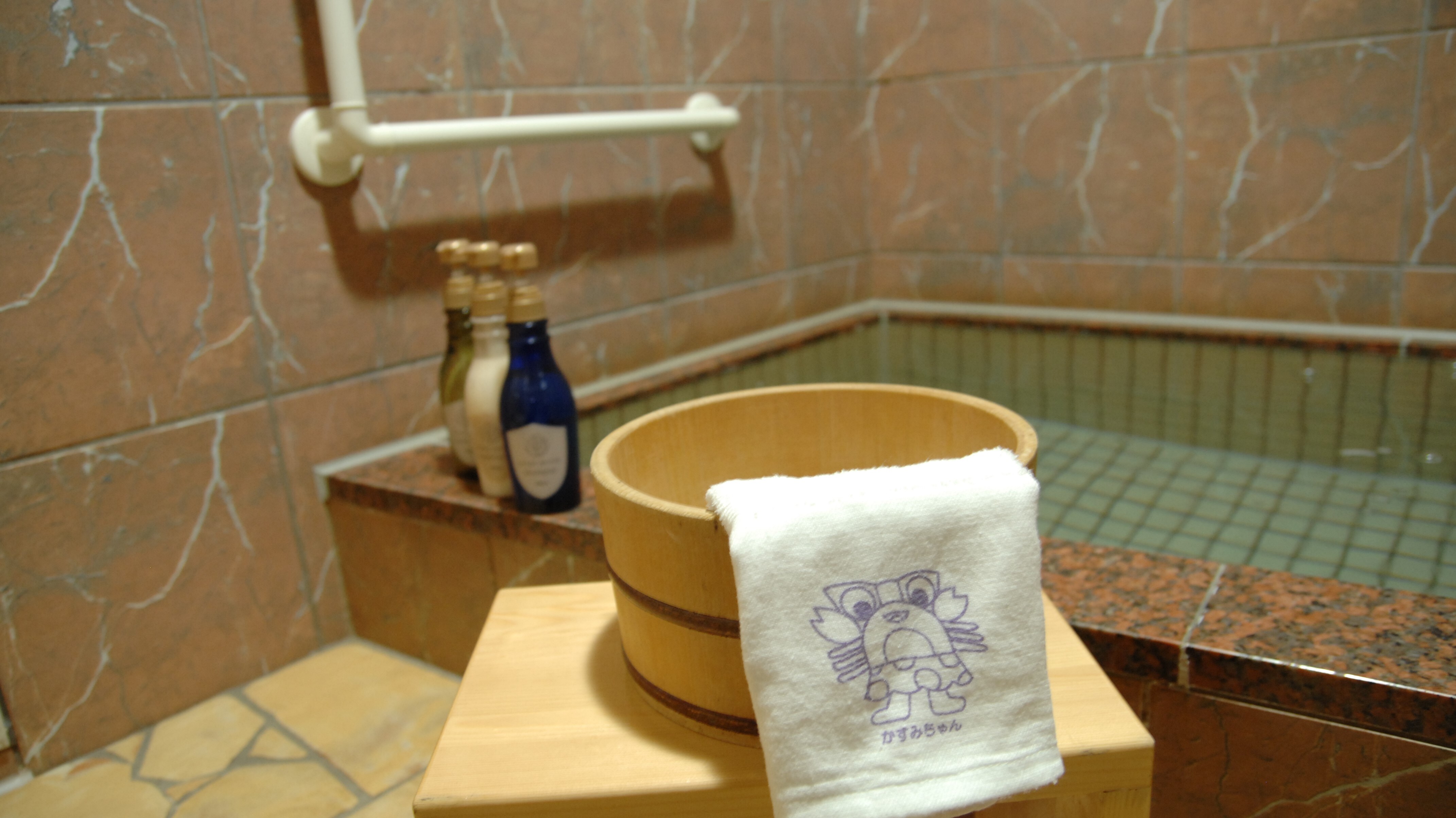 น้ำพุร้อนธรรมชาติ "ซัตสึออนเซ็น" ห้องอาบน้ำส่วนตัวสำหรับครอบครัว