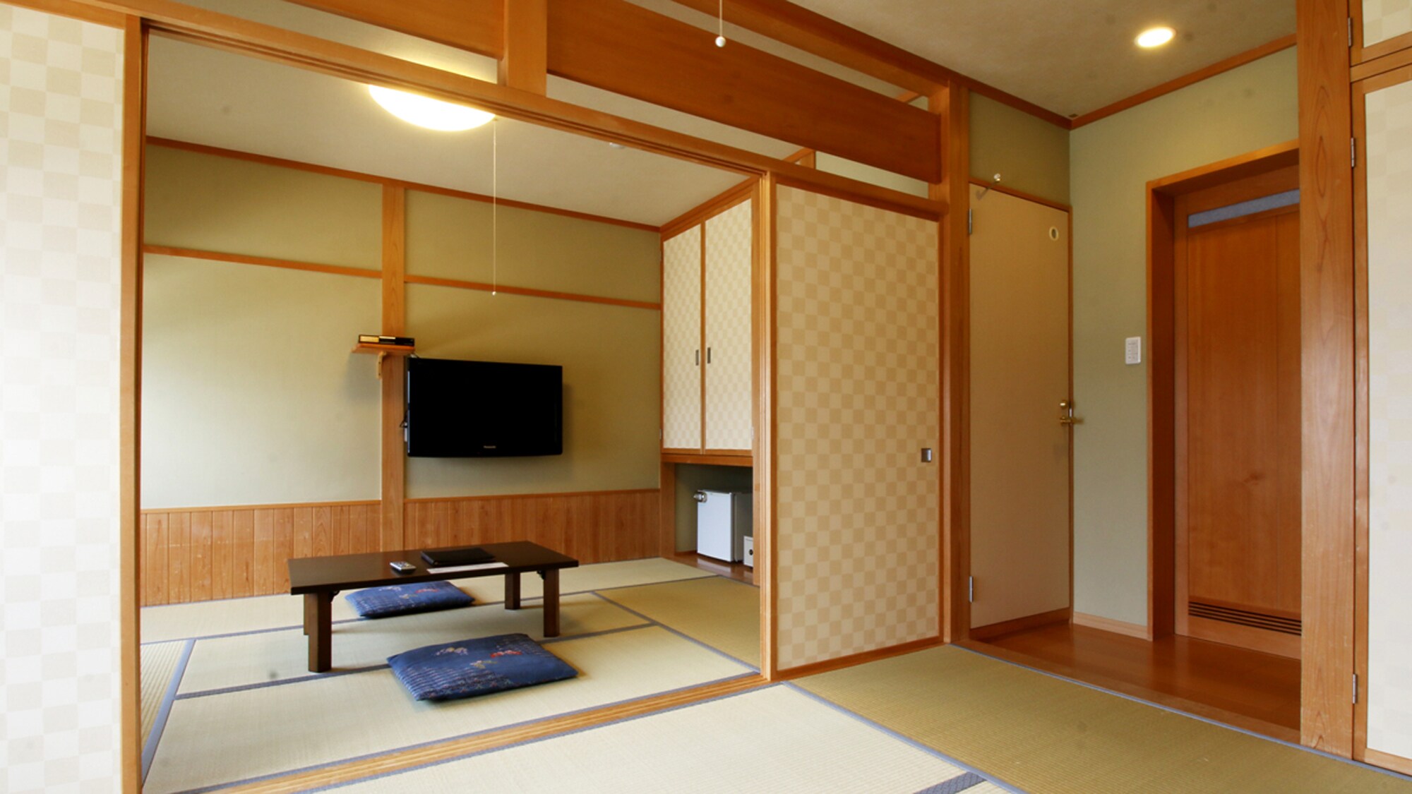 [Hoshi no Ma] <Kaze no Ma> 2nd floor 12 tatami Japanese-style room with toilet. Can also be used as 2 rooms, 6 tatami + 6 tatami.