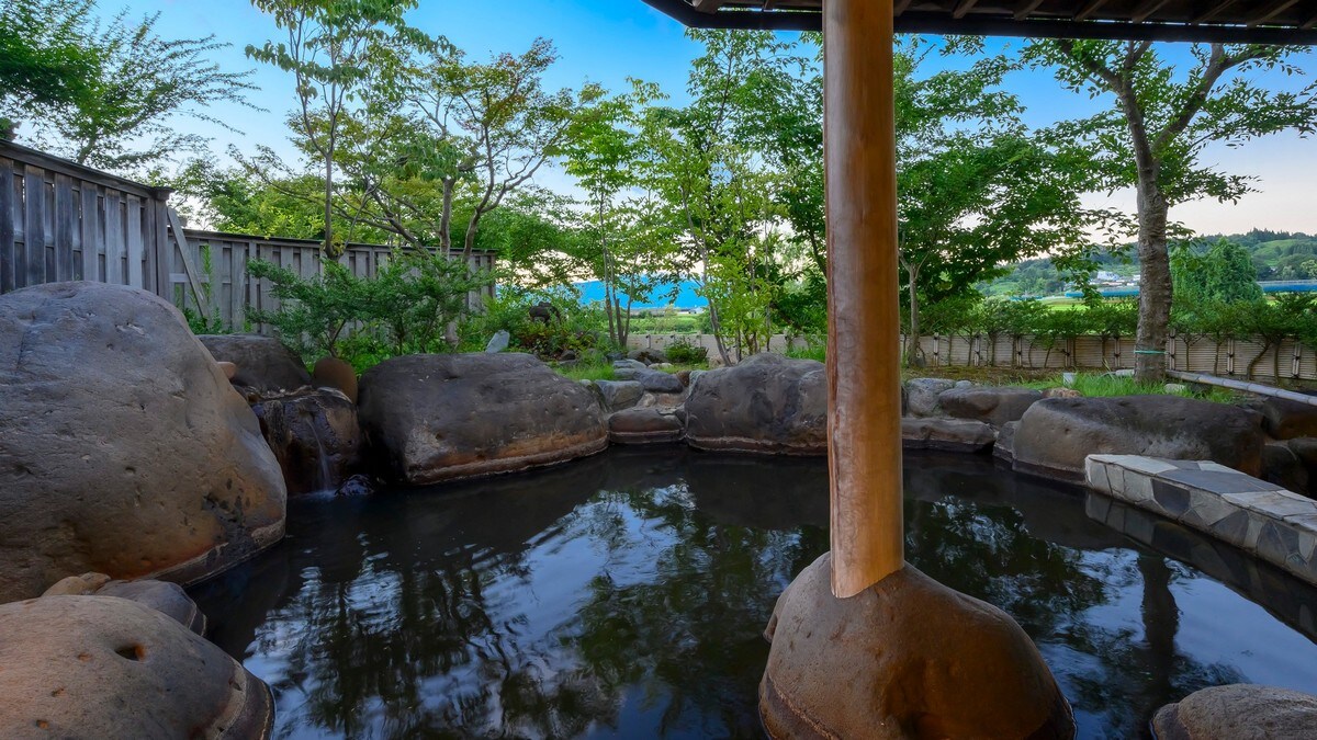 Large public bath <Open-air bath> Enjoy a relaxing time in the open-air bath while gazing at the majestic mountains