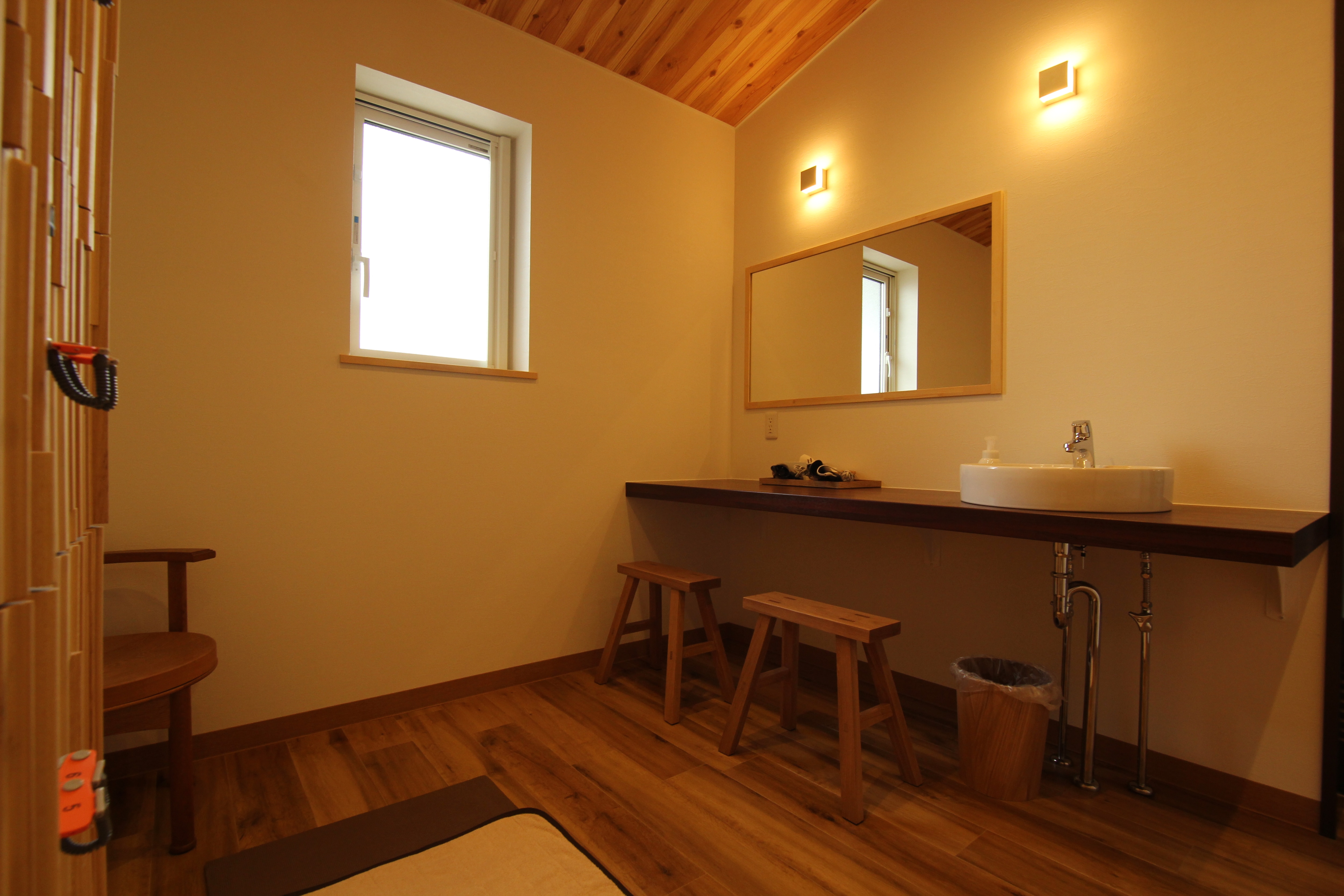 Hot spring indoor bath changing room