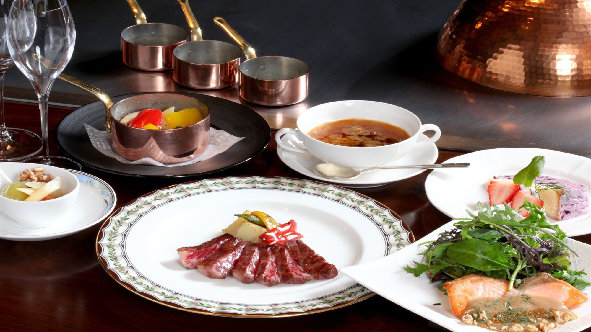 Saison course / Shiga brand Omi beef is mainly used by the iron plate chef using fresh seafood and vegetables.
