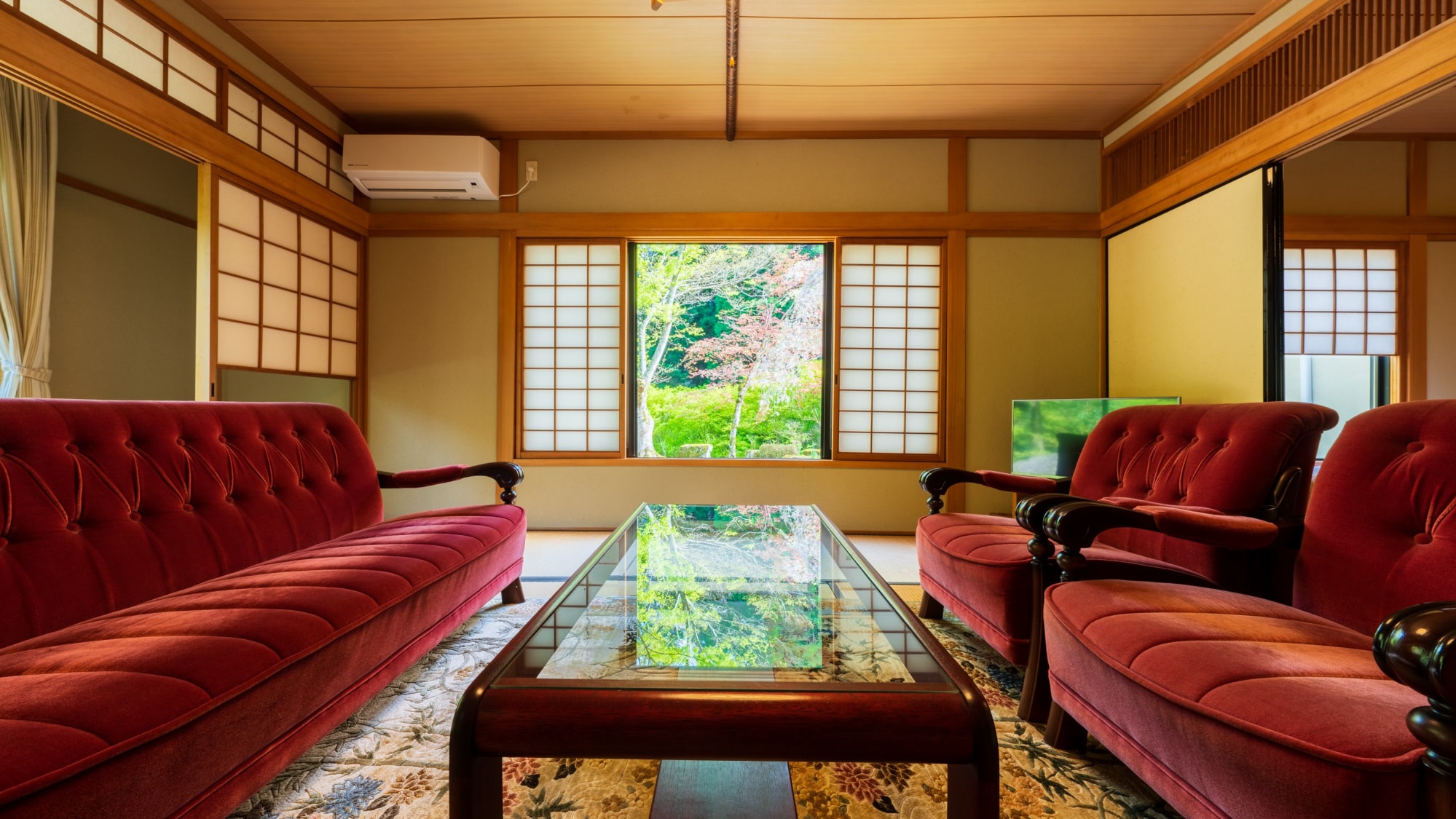 ● [Japanese-Western style room｜Capacity 2 people] Guest room with sofa, detached room with private garden