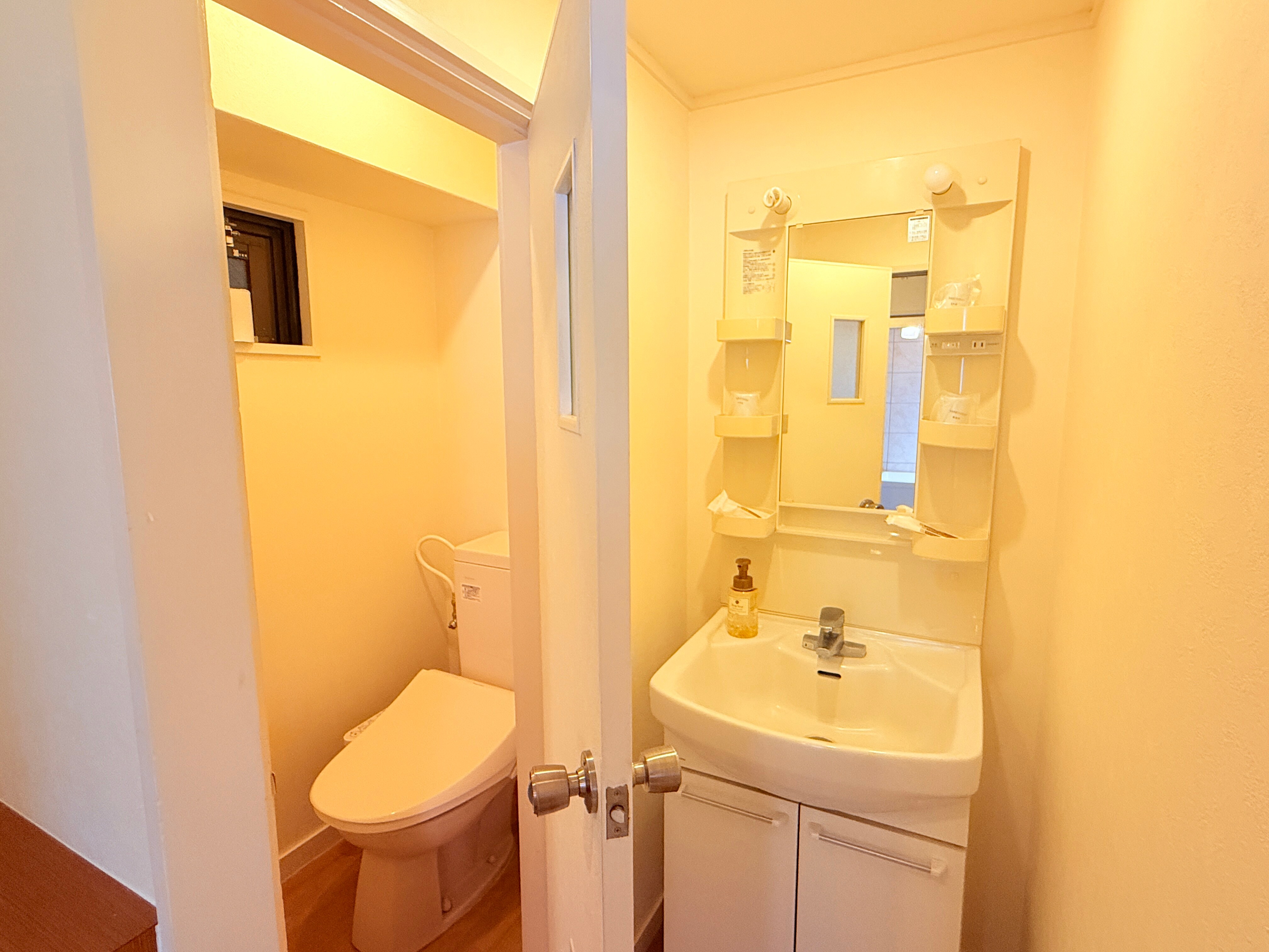 Wastafel dan toilet apartemen