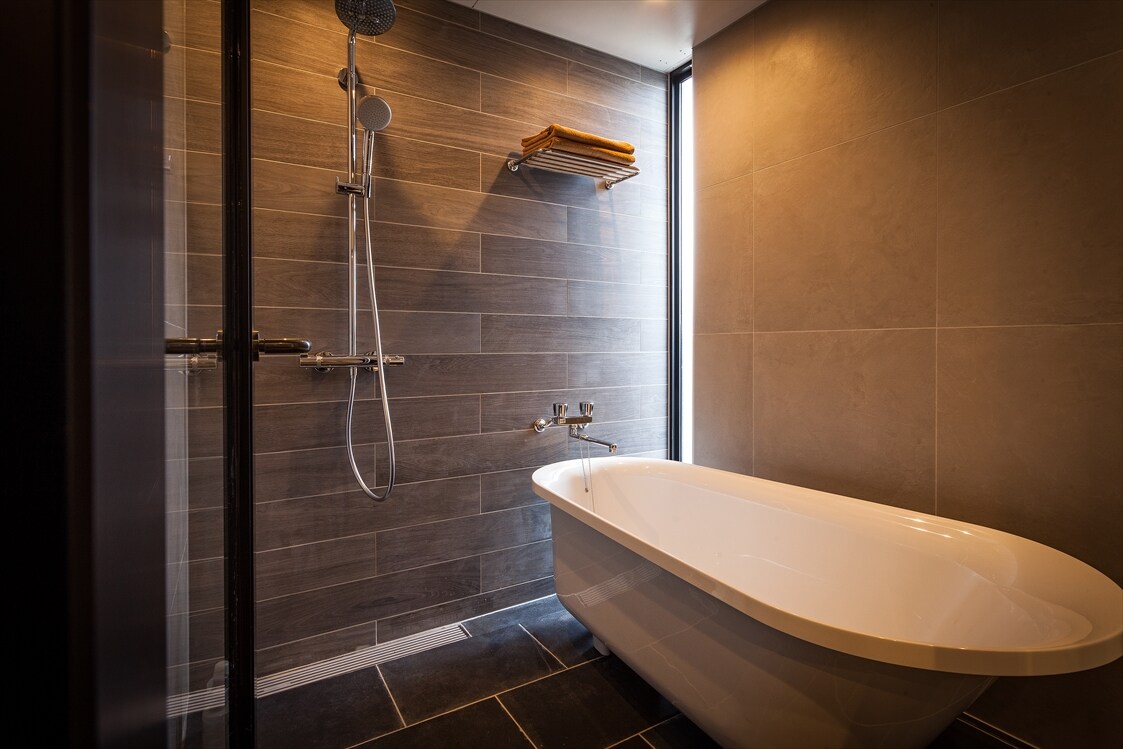 Relax in the cat-foot type bathtub in the guest room (2nd and 3rd floor guest rooms)