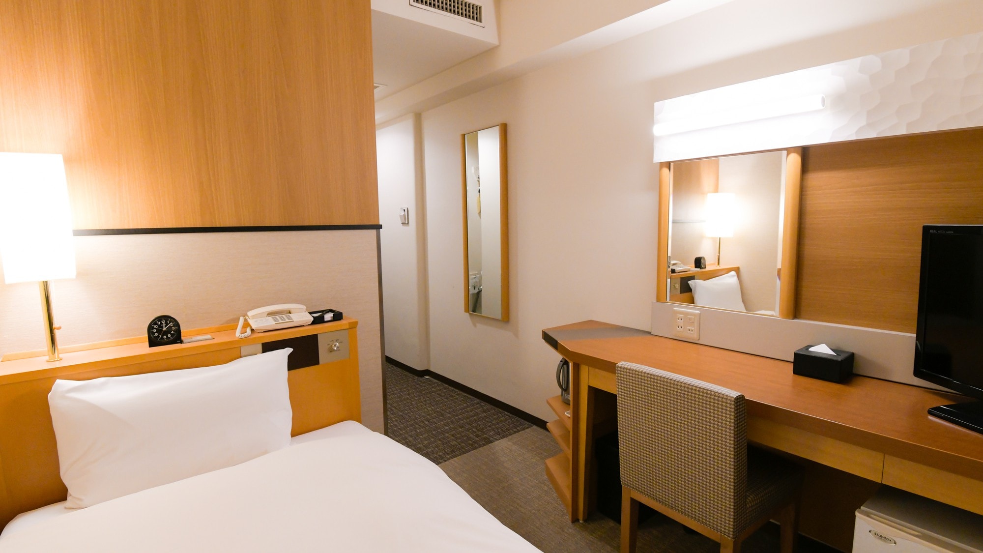 Single Room: A simple and comfortable space for business trips.