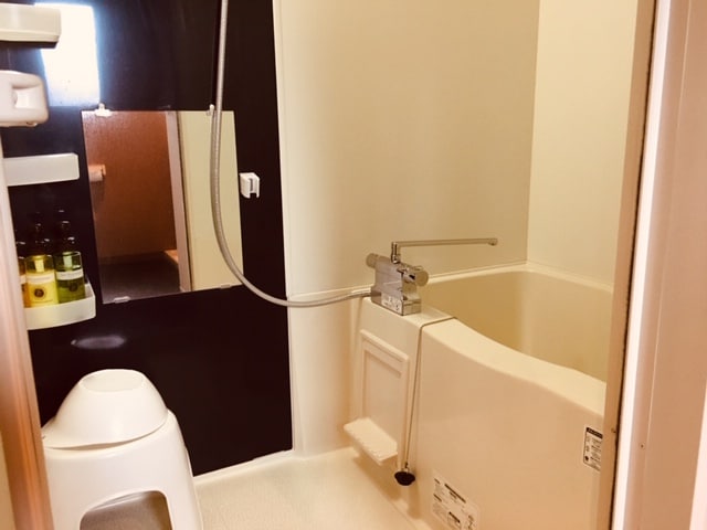 ◆ Bathroom ◆ Twin rooms and family rooms are separate bath and toilet types.