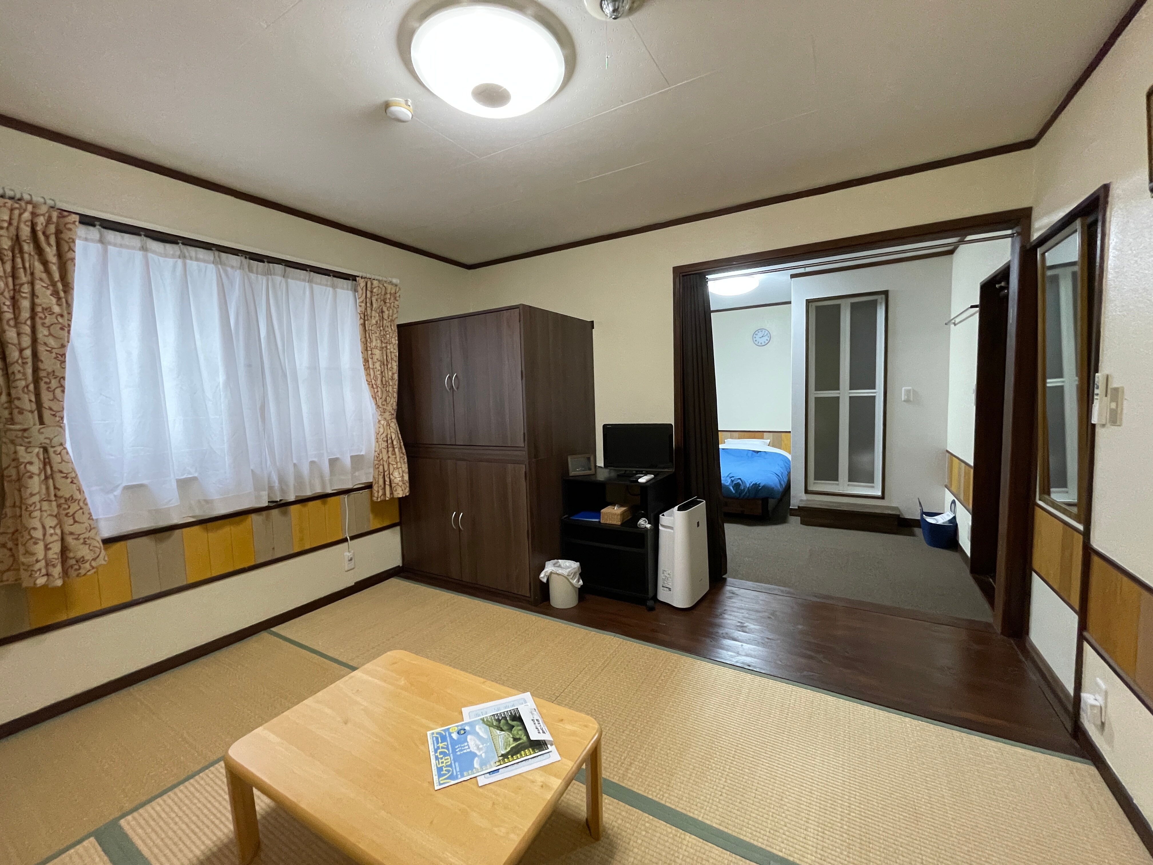 Large two-room Japanese-Western style room, from the Japanese-style room side