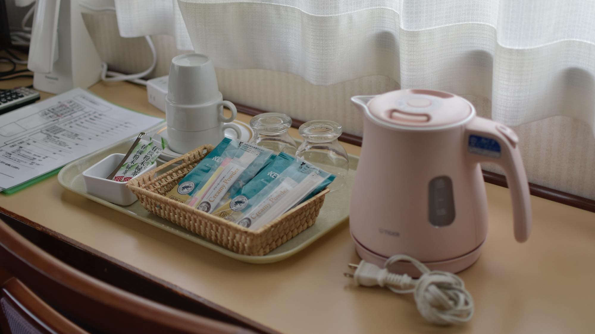 [Fasilitas Kamar] Ketel listrik, set teh dan kopi