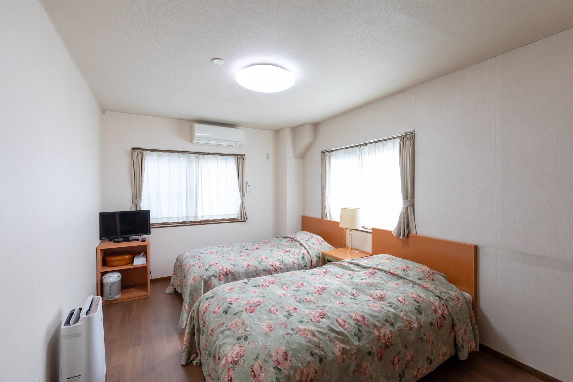 Western-style room [shared bath and toilet]