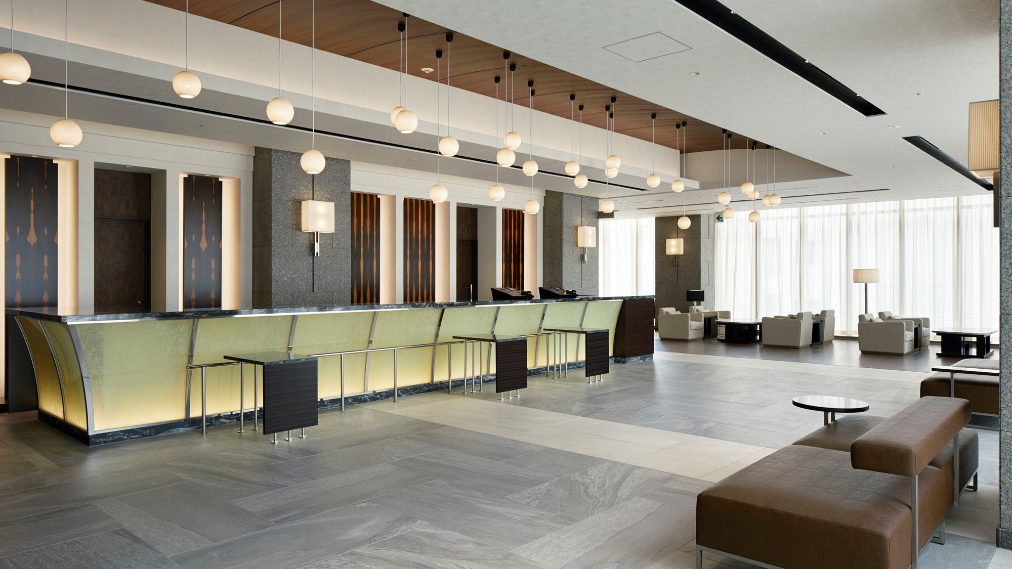 Lobi dengan bola lampu yang mengesankan dalam gambar buatan tangan salju dengan sutra 100%