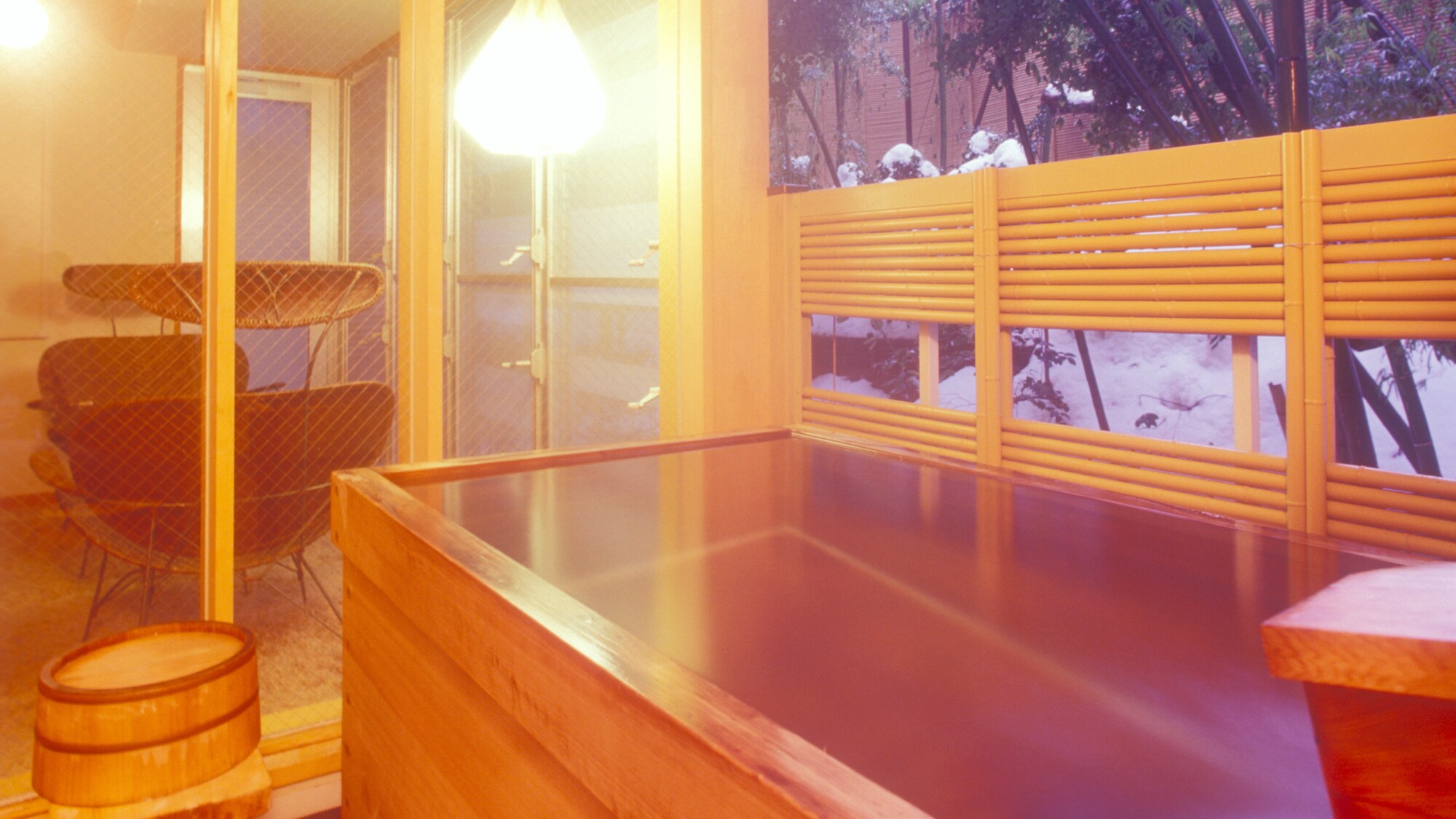 客房內設有檜木製成的源泉直供露天浴池（例）
