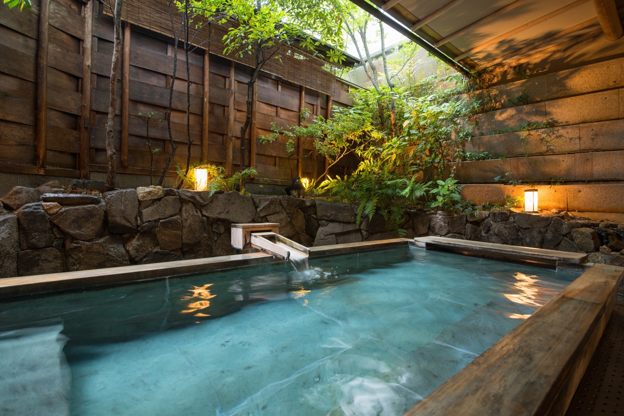 Large communal bath open-air bath example