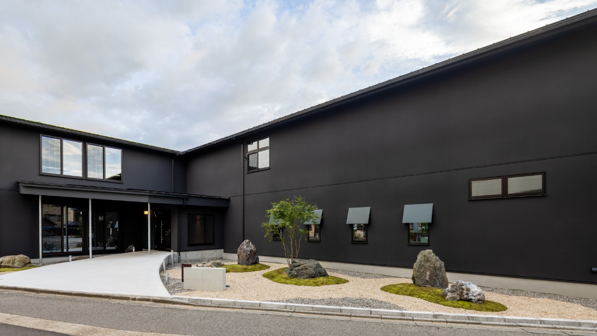 Hotel Yatsu 以其简洁、现代的黑墙外观静静地矗立着。