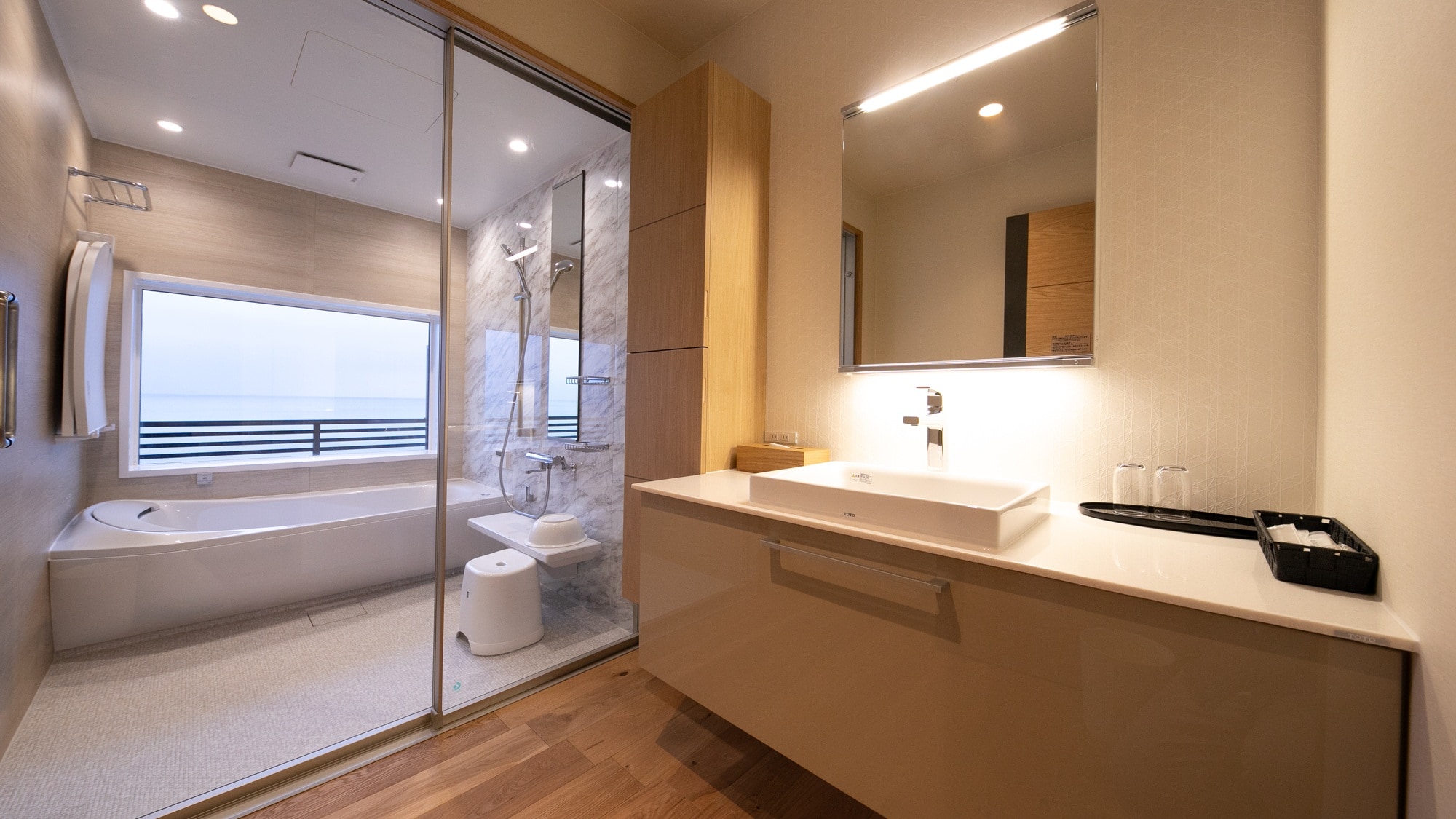[Pemandangan Laut ◆ Kamar Junior Suite Jepang-Barat] Bersantailah di bak mandi dengan bak mandi bahu sambil menikmati pemandangan laut♪