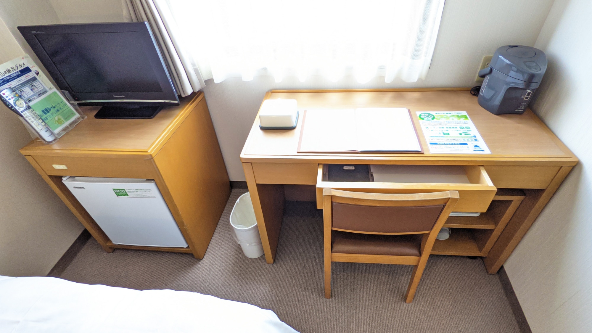 [Non-smoking] Single / double room (around the desk)