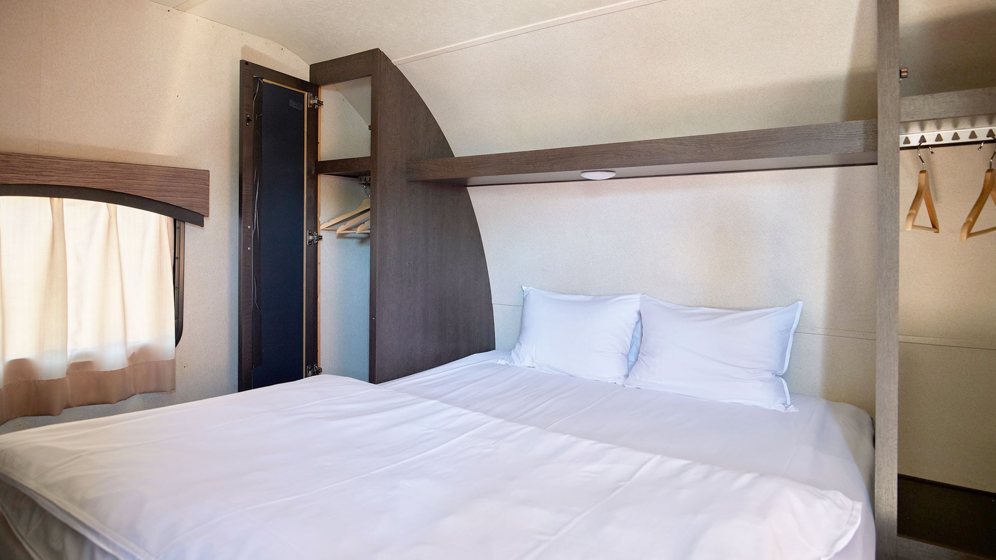 [Trailer house / 11m] Spacious queen-size bed. Bunk beds and sofa beds are also available.