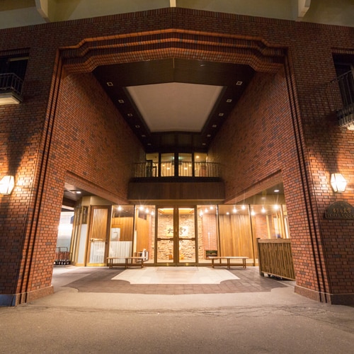 [Exterior (night)] Welcome to Hotel Taisetsu - Warm lights welcome you