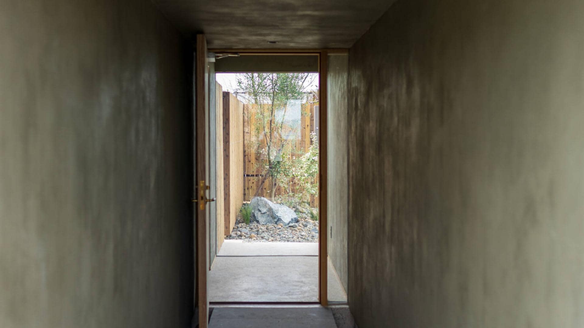 ・[Ameri] An entrance that makes you feel as if you are being invited to a different world. Beyond that, there is a spacious plantain space.