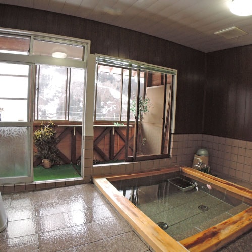 [Bath] There is one unisex family bath (about 4 to 5 people) size bathhouse.