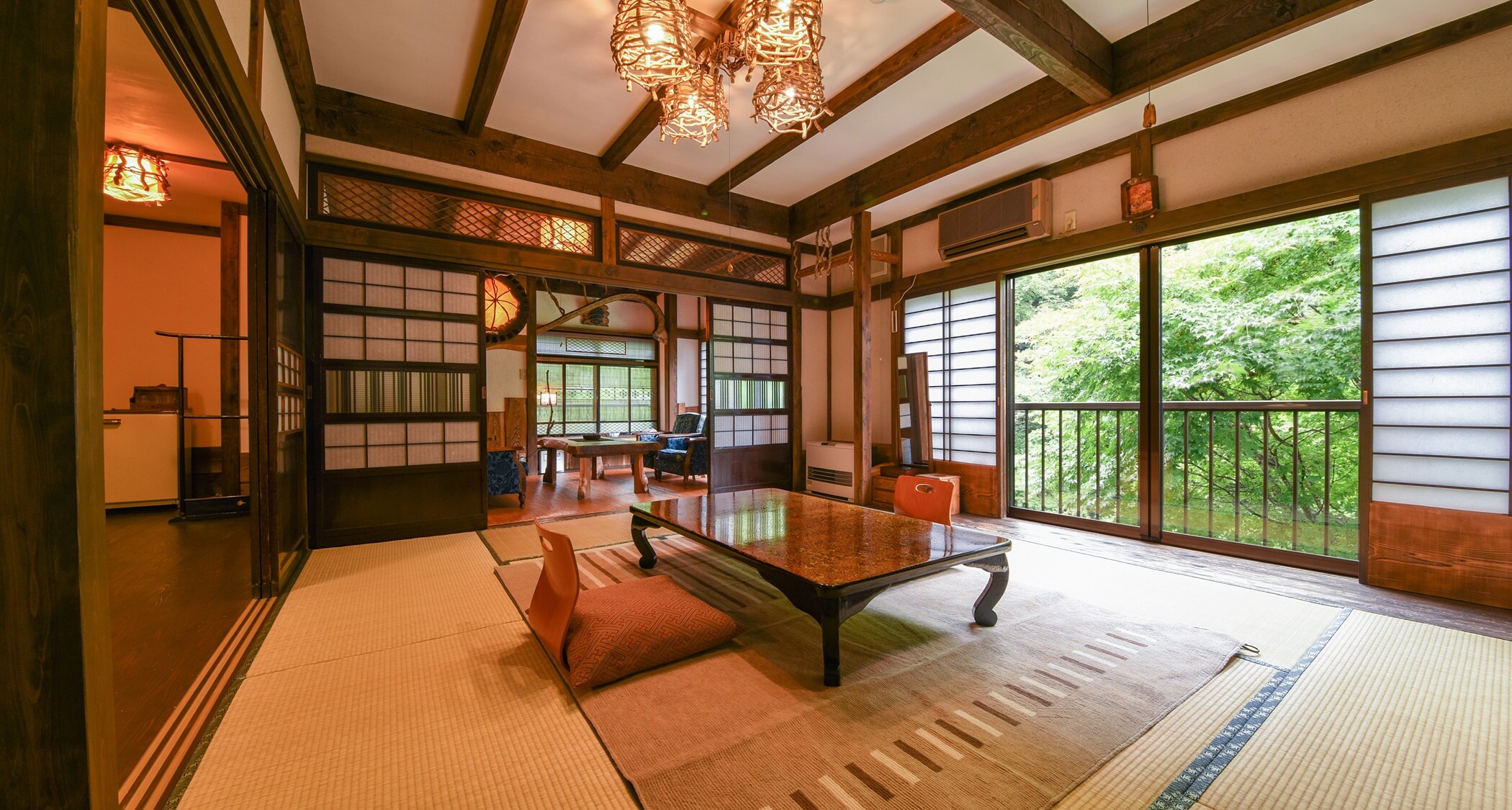 *Example of the guest room Suzuran (Japanese-style room with 10 tatami mats) on the second floor