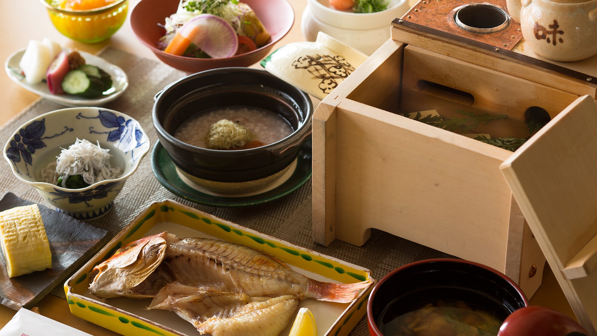 ■Breakfast■ A hearty breakfast including grilled fish from Miyazu, tofu in homemade broth, and 16-grain porridge.
