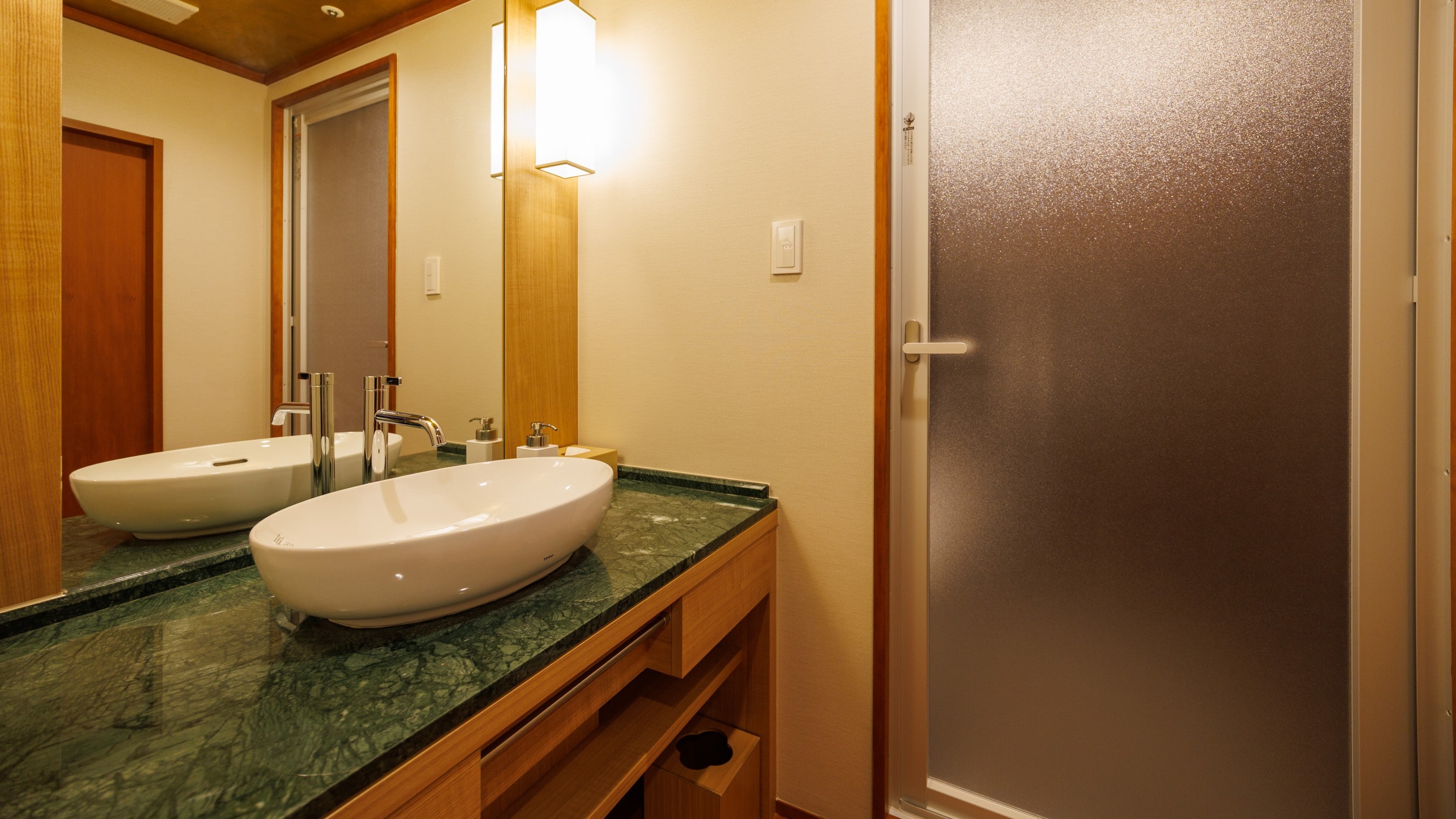 [Renovated in April 2025] A washroom corner inspired by jasper, the raw stone used in magatama.