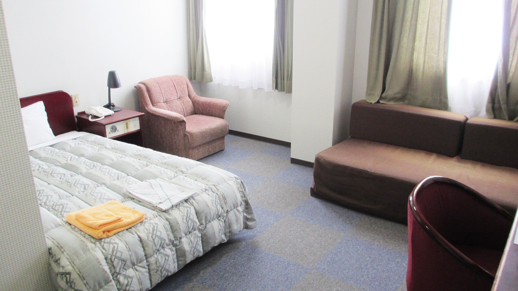 *[Ruangan] Terang, memiliki sofa, dan memiliki suasana yang menenangkan.