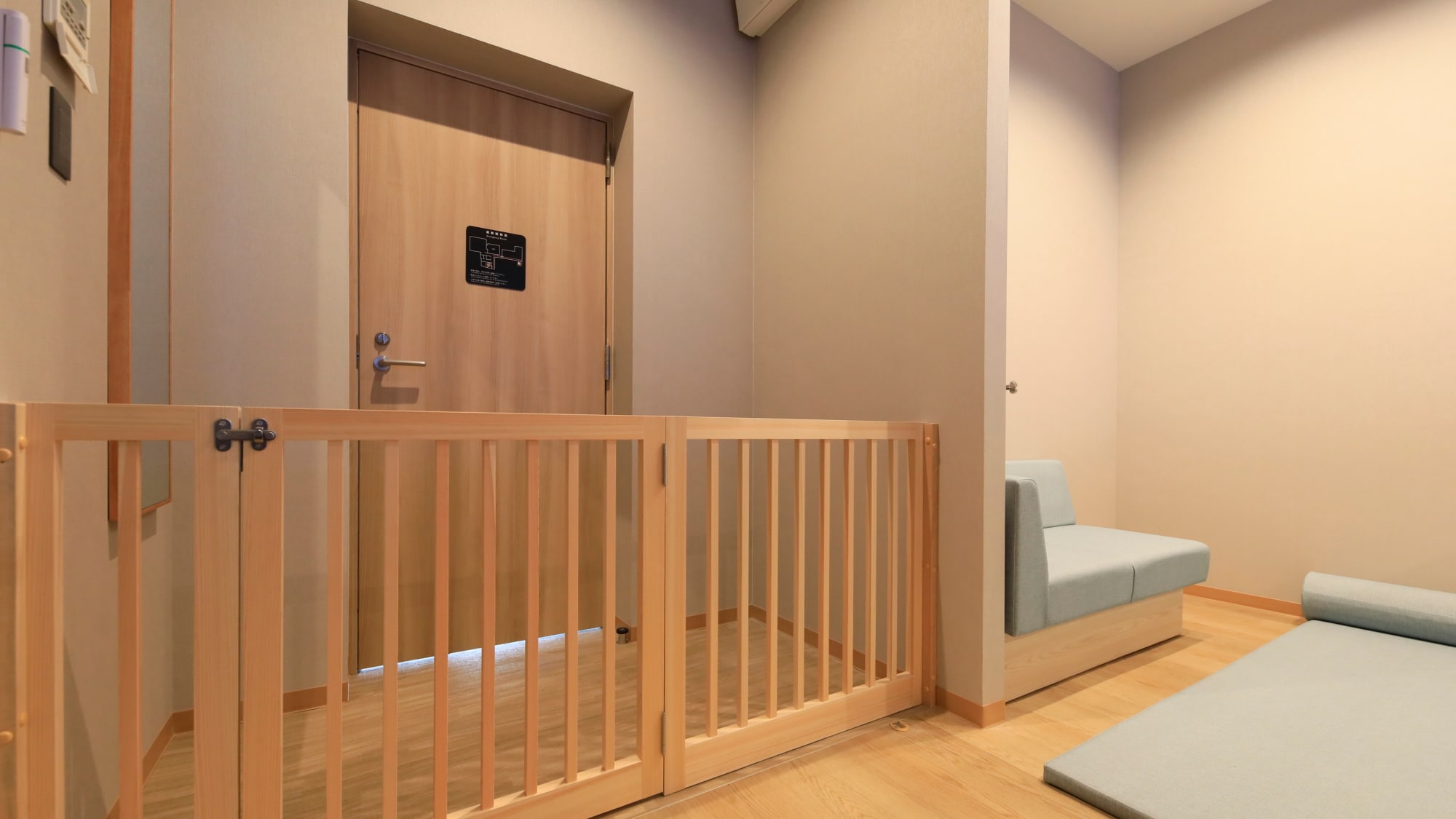 The guest rooms are equipped with fences to prevent people from jumping out.