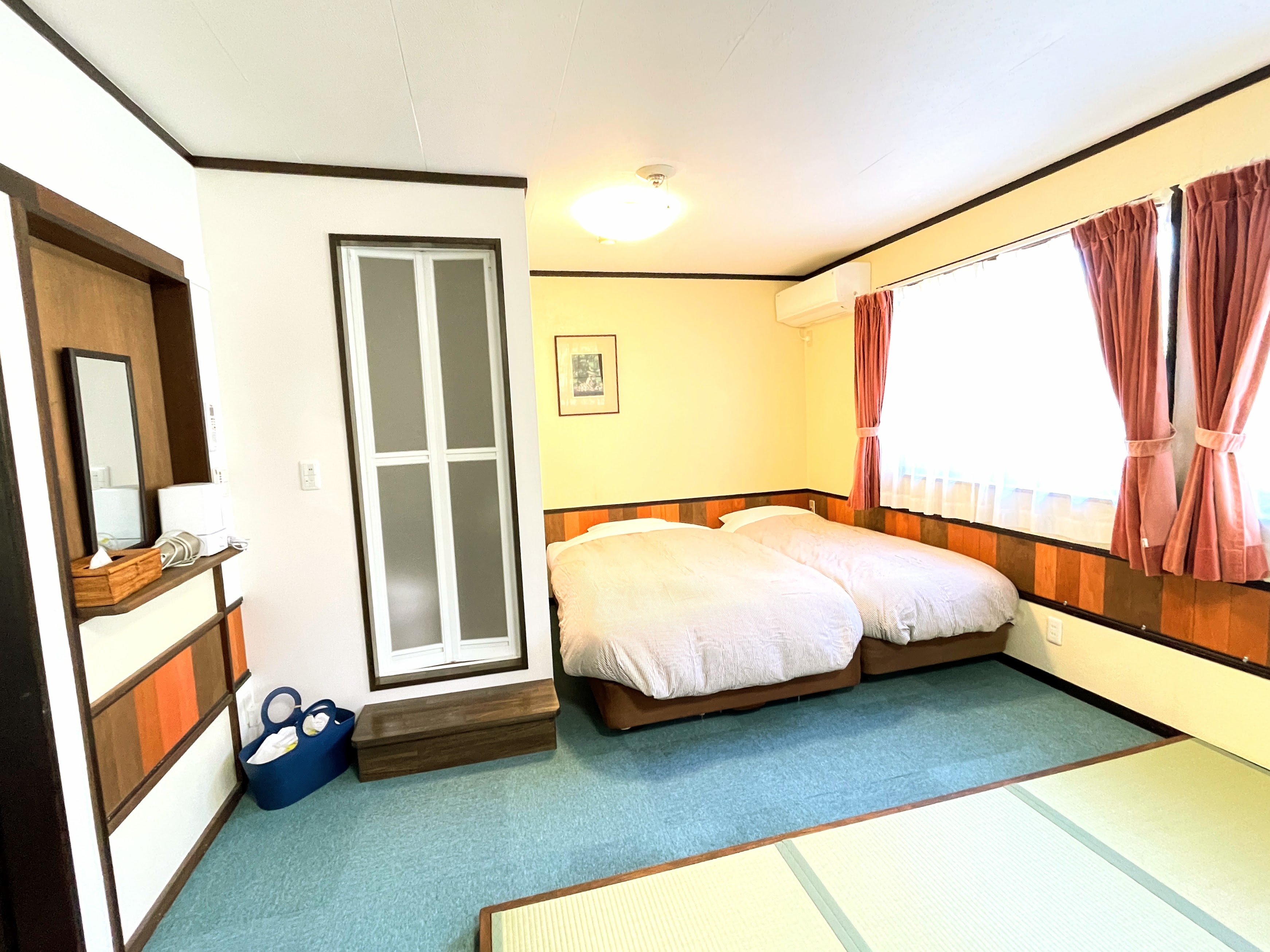 Corner Japanese-Western style room with large bed