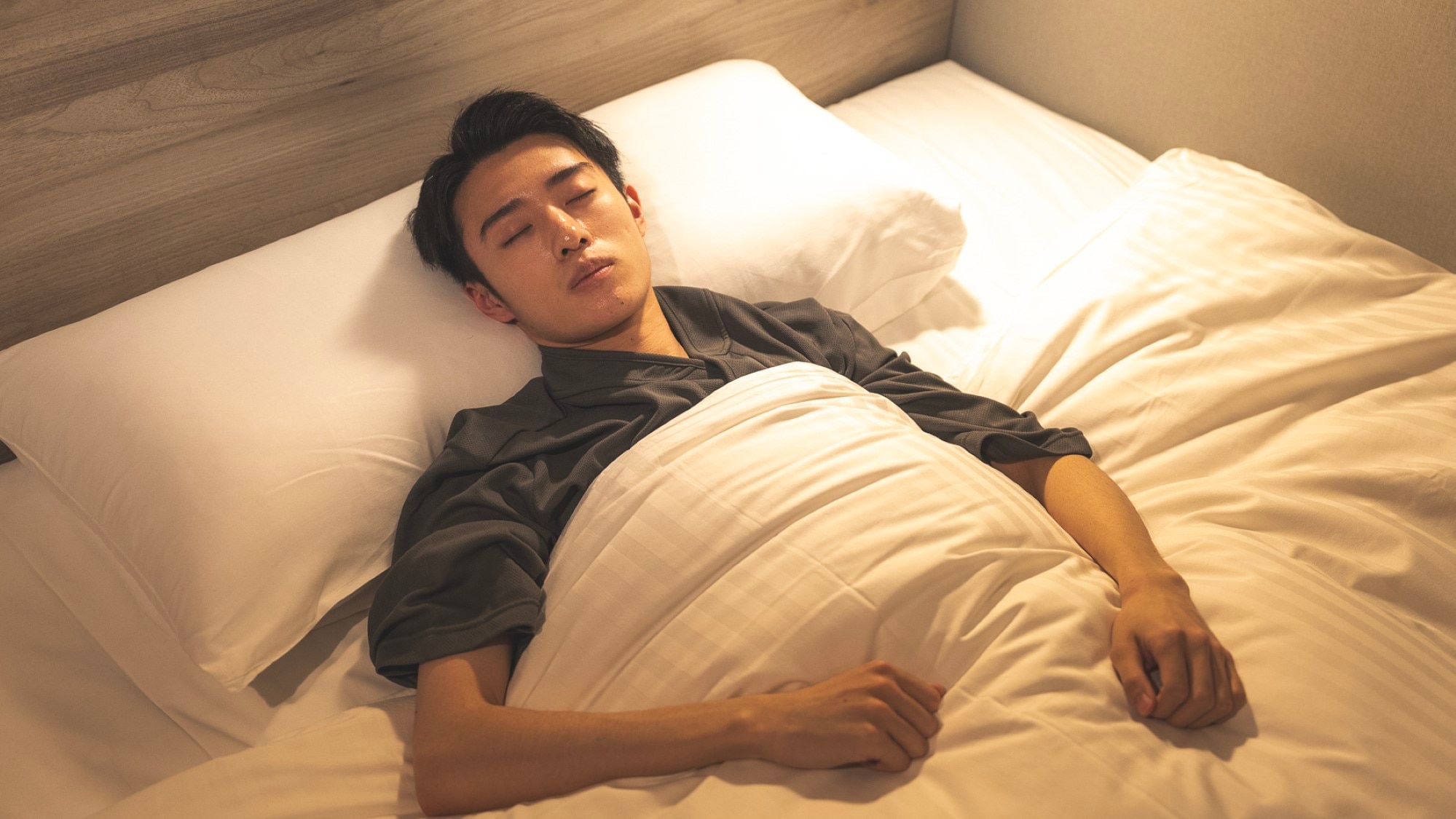 A 150cm wide bed and a mattress with just the right amount of firmness will ensure you a good night's sleep.