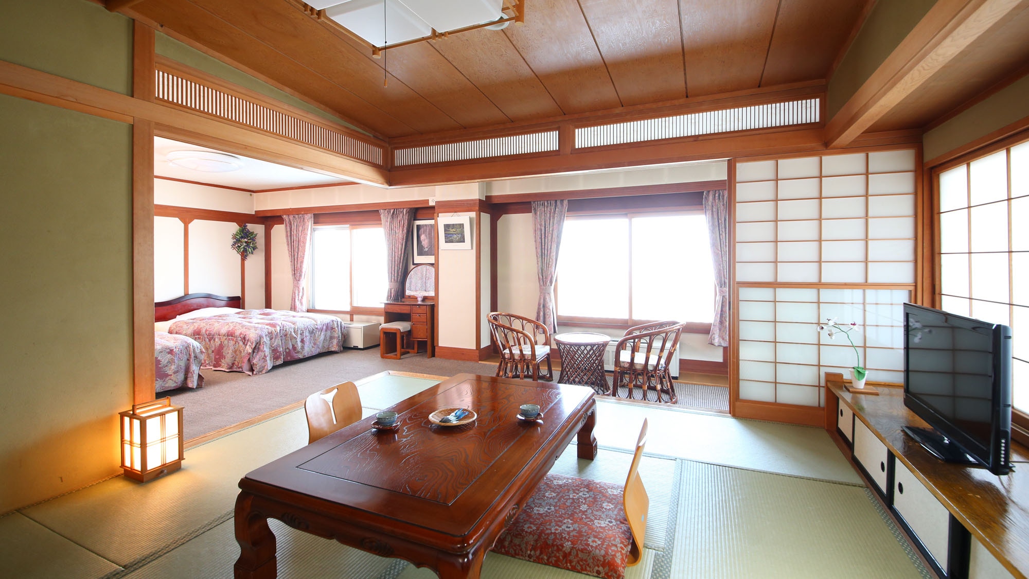[Rachokan ■ Japanese and Western rooms on the top floor] Relax while looking out the window