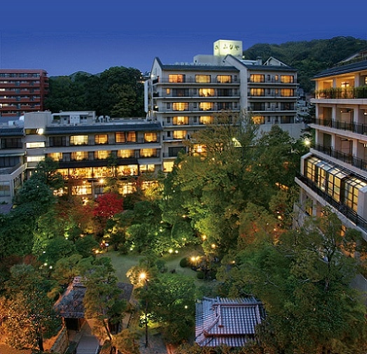 A natural river flows through the 1500 tsubo garden and heals the hearts of travelers.
