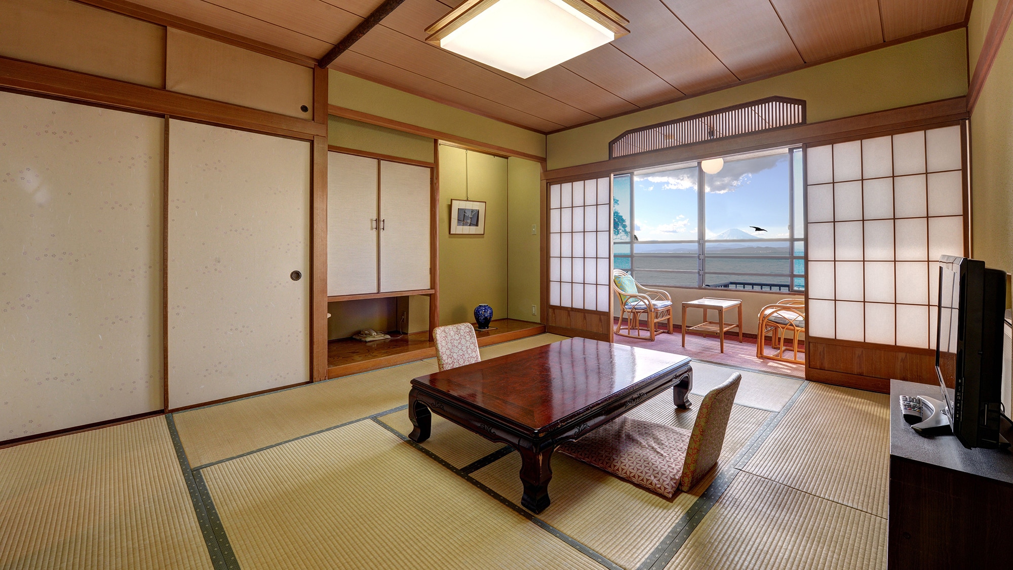 * [Shonan Coast View Japanese-style room] In the daytime, you can see the boats and seabirds passing through the calm sea.