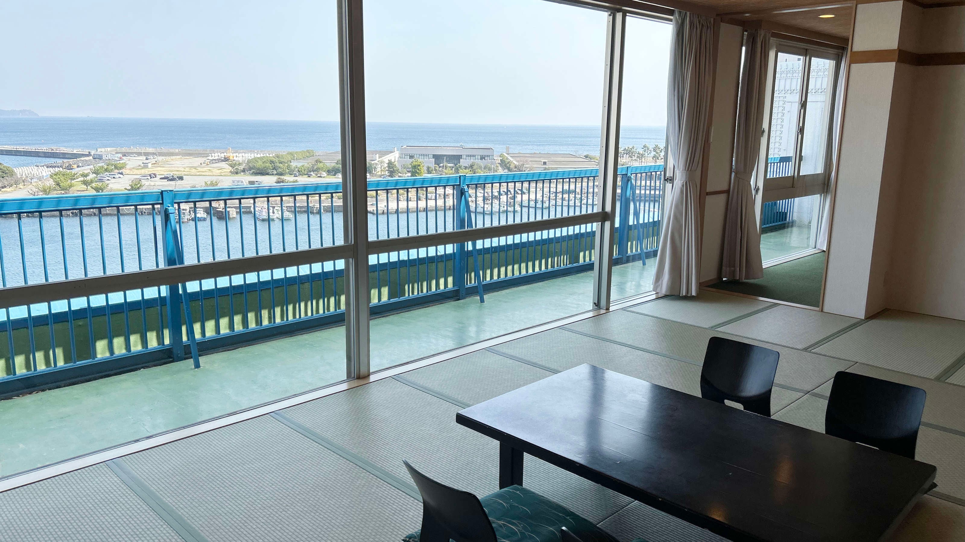 [Special room, top floor] Japanese-style room with 24 tatami mats + twin (use stairs)