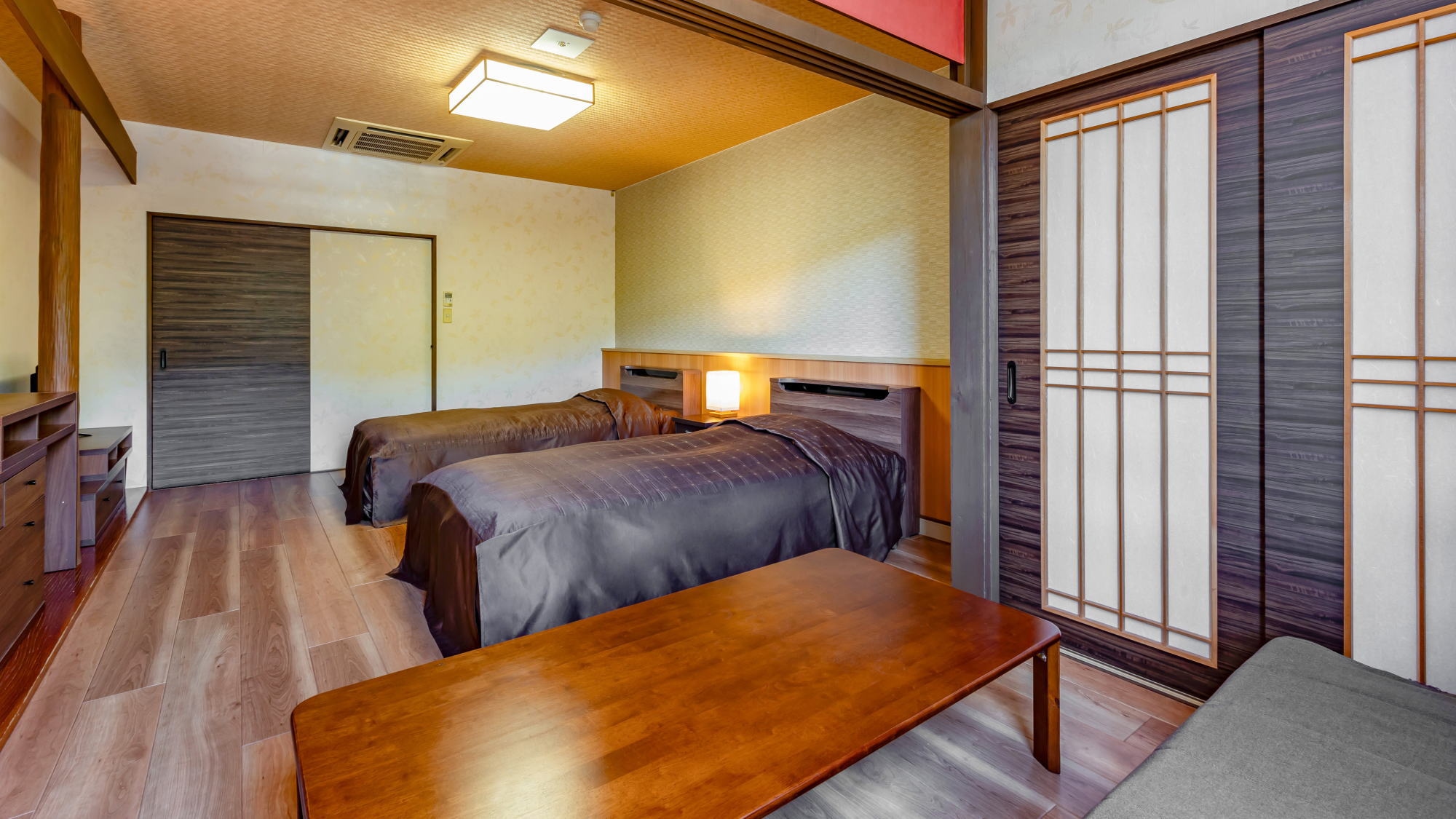 [East Wing Twin] A Western-style twin room with flooring.