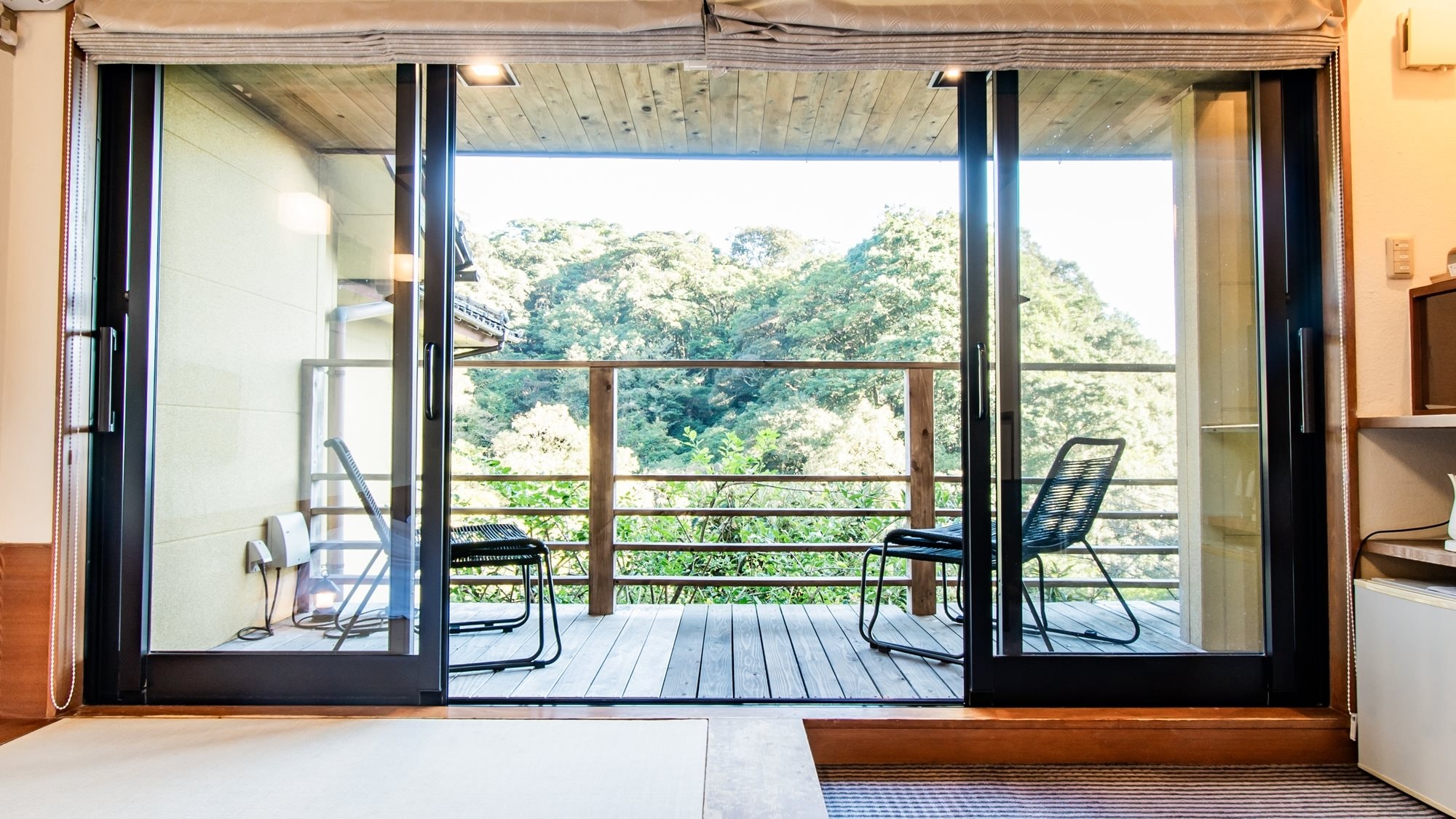[Low bed twin] There is a small balcony, perfect for taking a break after a bath.