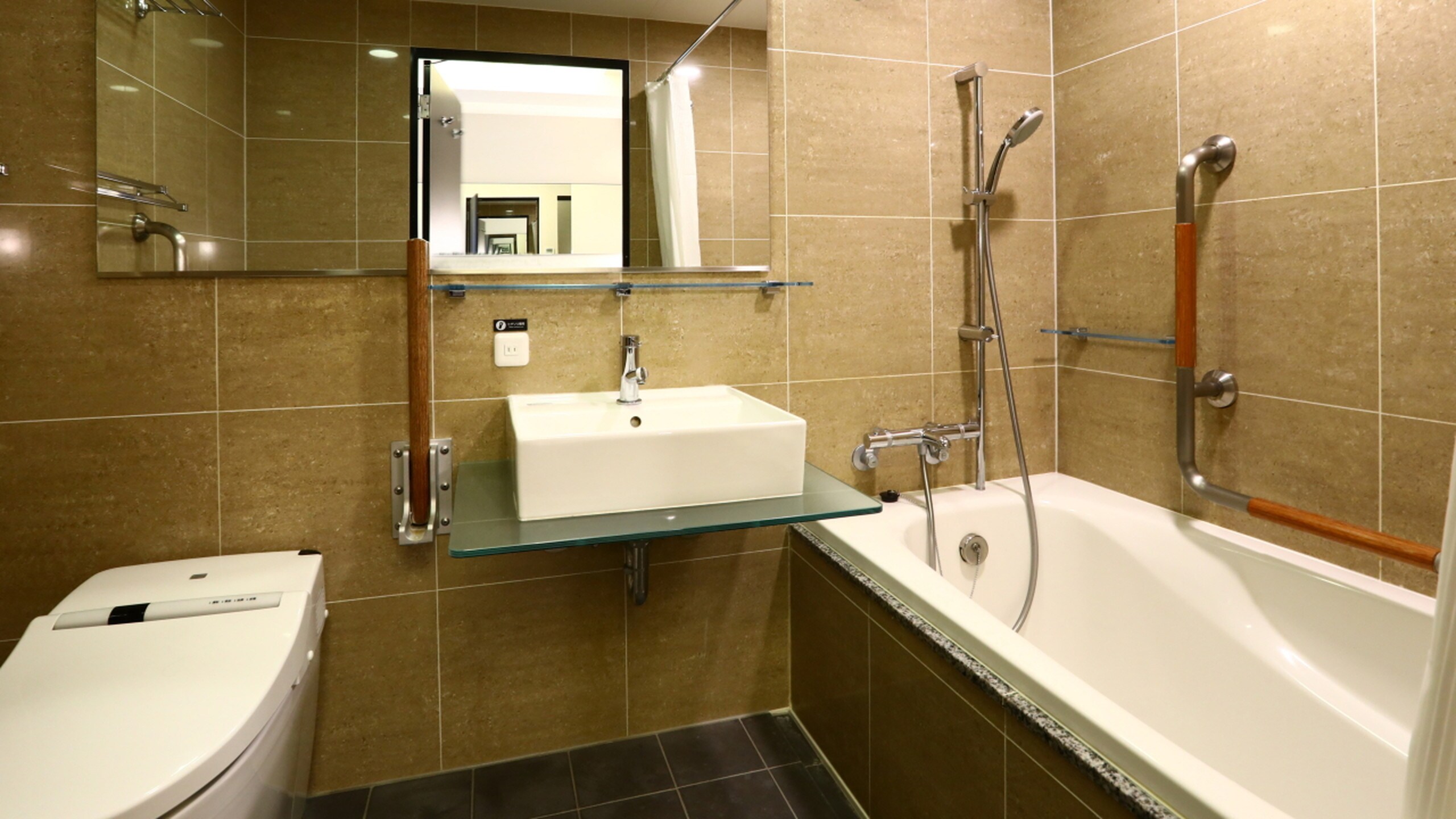 Deluxe Twin Room: Bathroom
