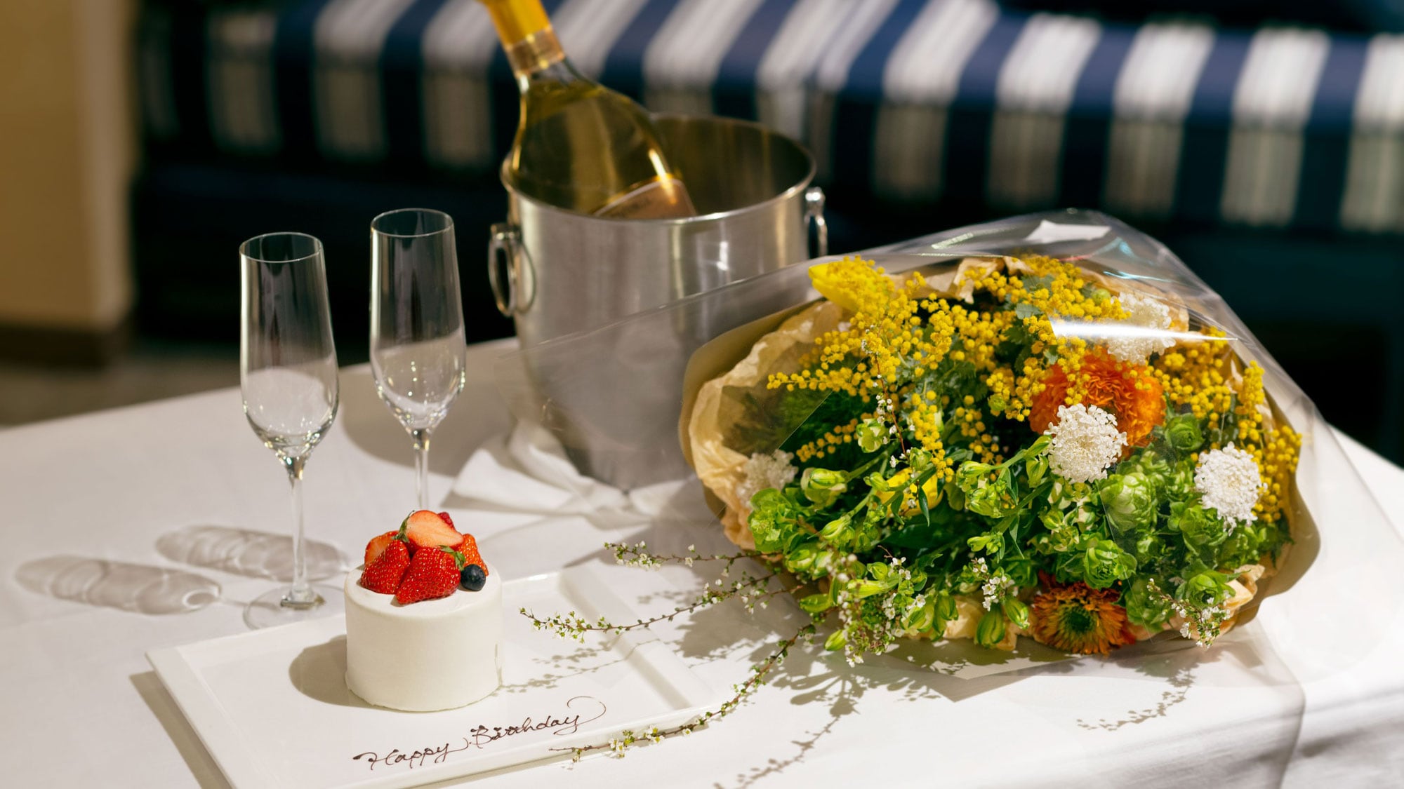 Give shape to your precious feelings... Celebrate a special anniversary with a cake and a bouquet of flowers.