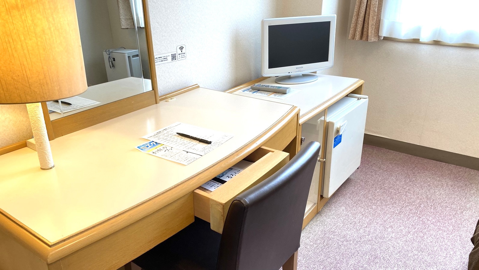 Single room equipped with a large desk. I'm happy for businessmen! I can get the job done.
