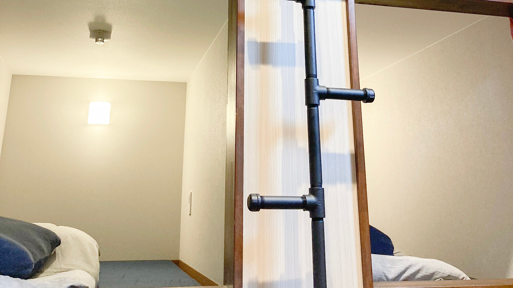 ・[หอพัก] บันไดทรงเก๋ที่ทำจากท่อแก๊สช่างน่าประทับใจ